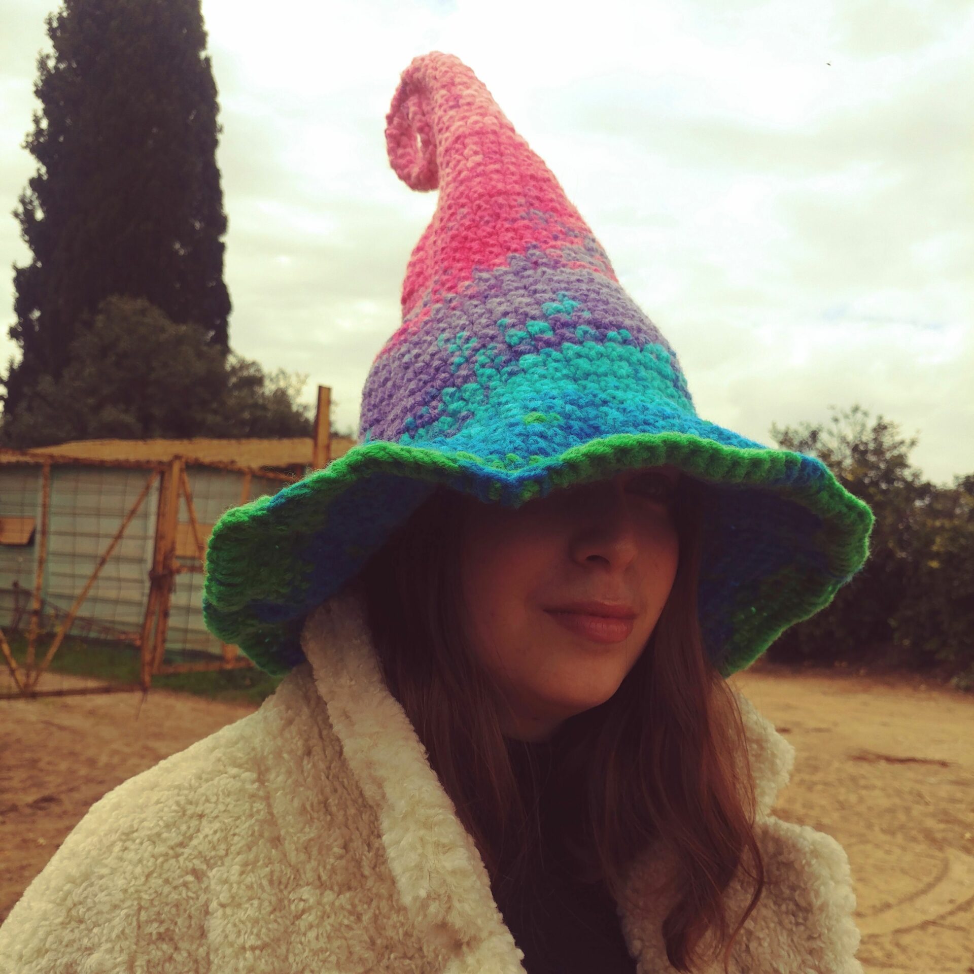 אנדרו הראשון - כובע מכשפה קוסמת סרוג בעבודת יד – תמונה 7