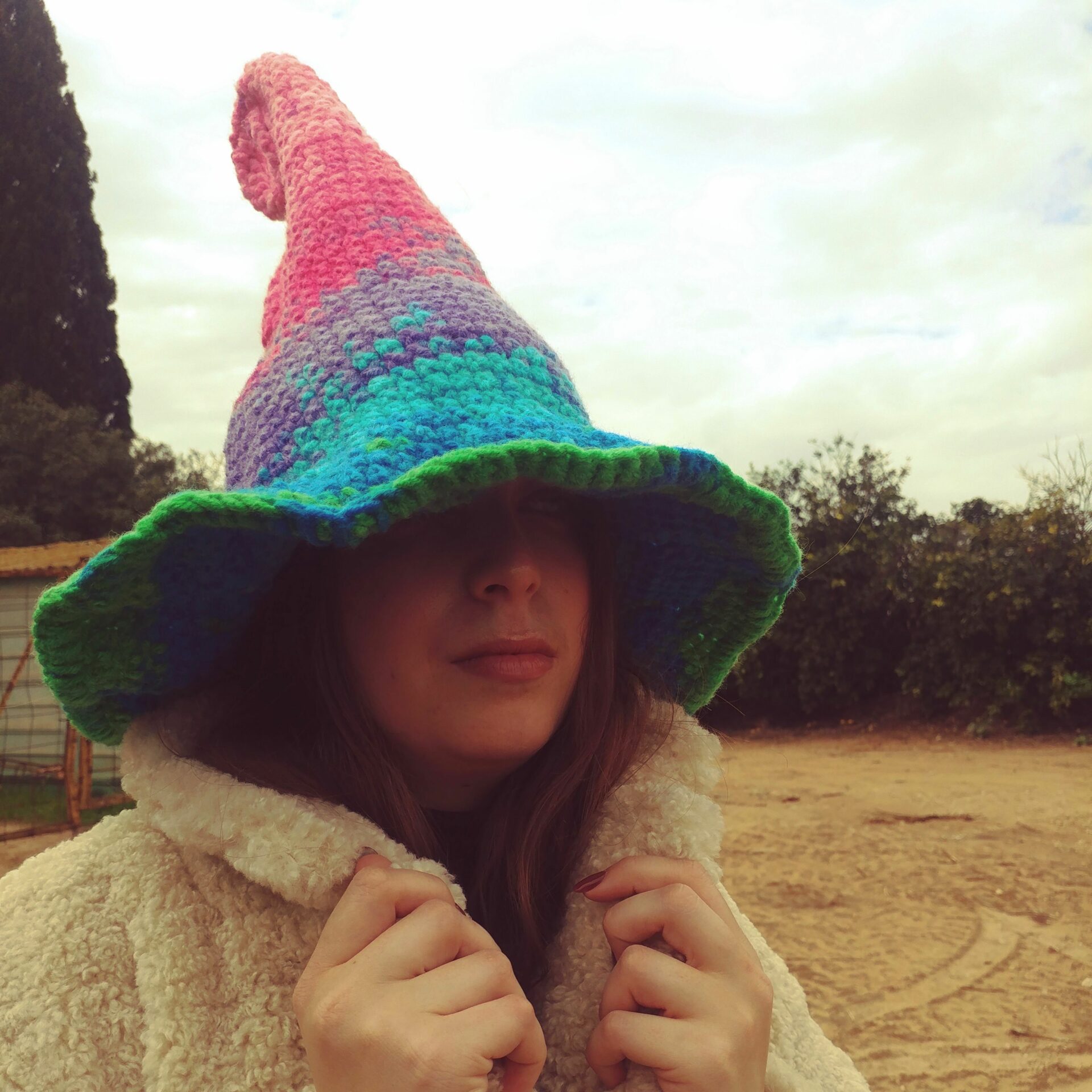 אנדרו הראשון - כובע מכשפה קוסמת סרוג בעבודת יד – תמונה 3