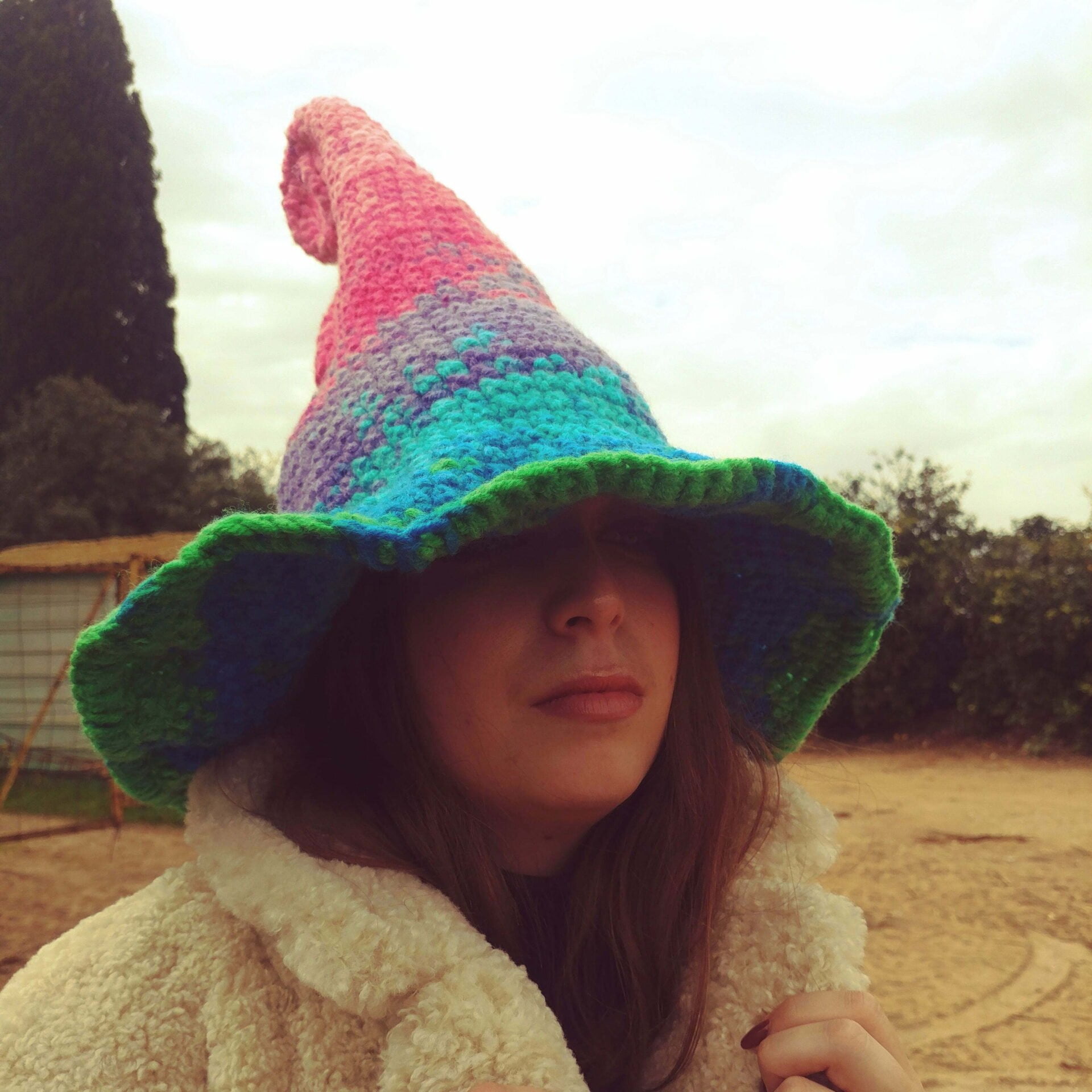 אנדרו הראשון - כובע מכשפה קוסמת סרוג בעבודת יד – תמונה 2