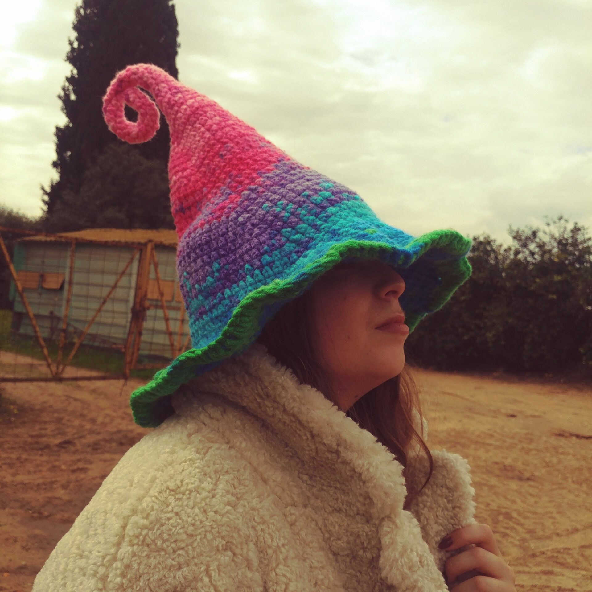 אנדרו הראשון - כובע מכשפה קוסמת סרוג בעבודת יד – תמונה 21