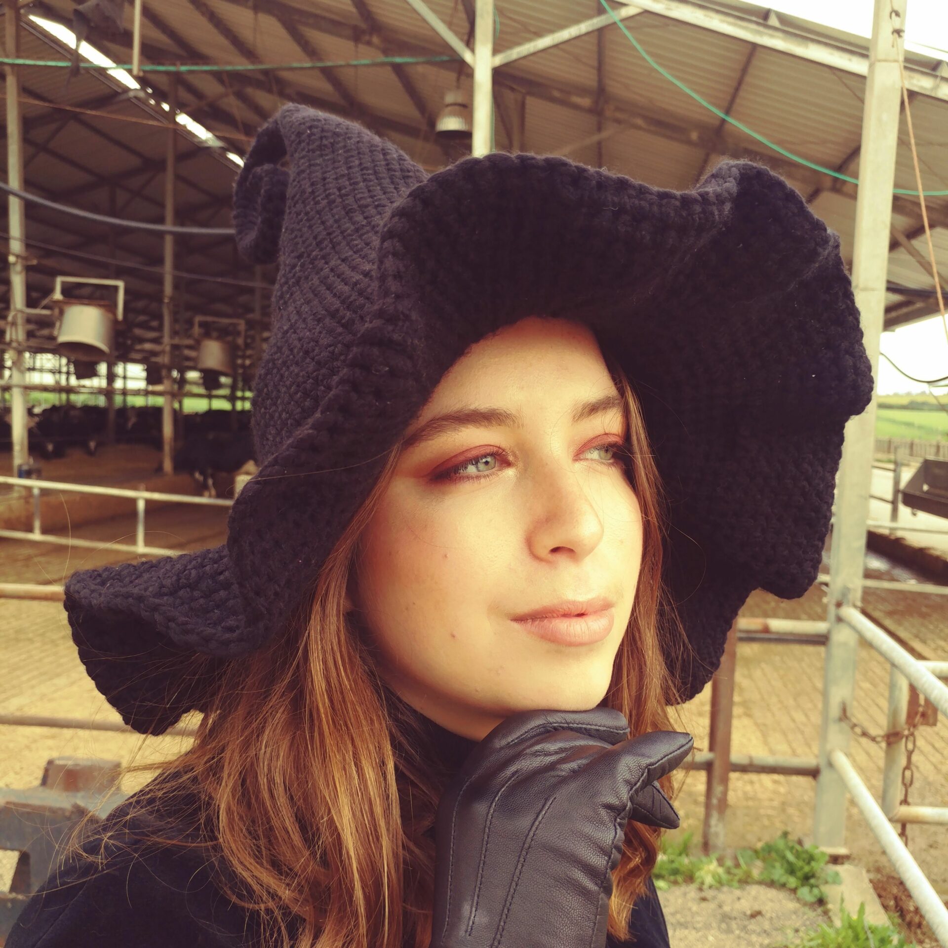 דרוסילה השחורה - כובע מכשפה סרוג בעבודת יד – תמונה 6