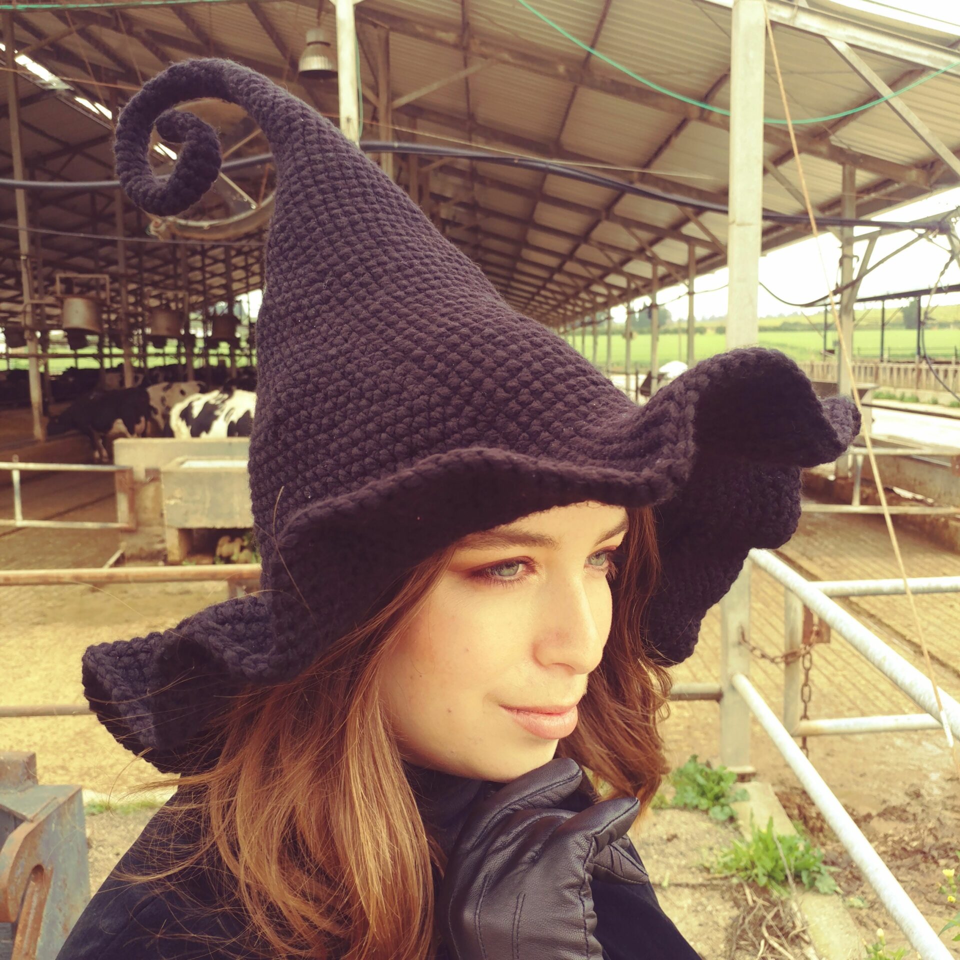 דרוסילה השחורה - כובע מכשפה סרוג בעבודת יד – תמונה 5