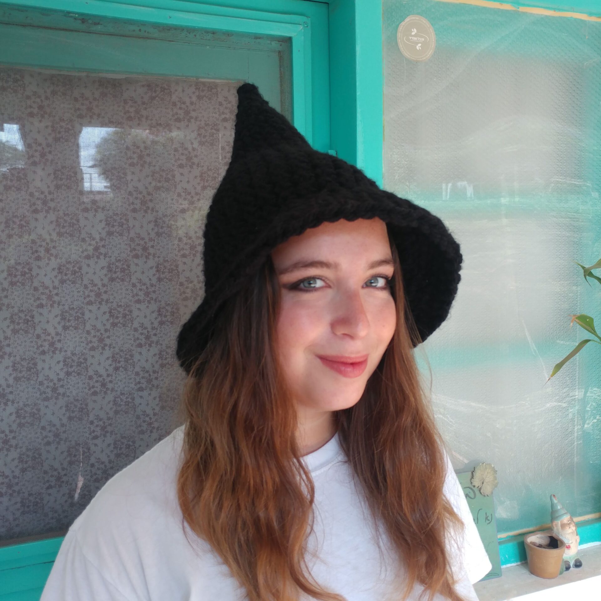 יסמין - כובע מכשפה קוסמת סרוג בעבודת יד – תמונה 3