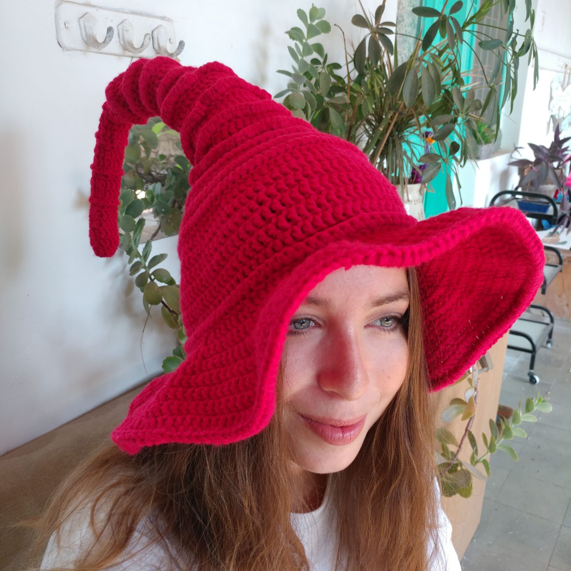 כובע מכשפה קוסמת סרוג בעבודת יד – תמונה 8