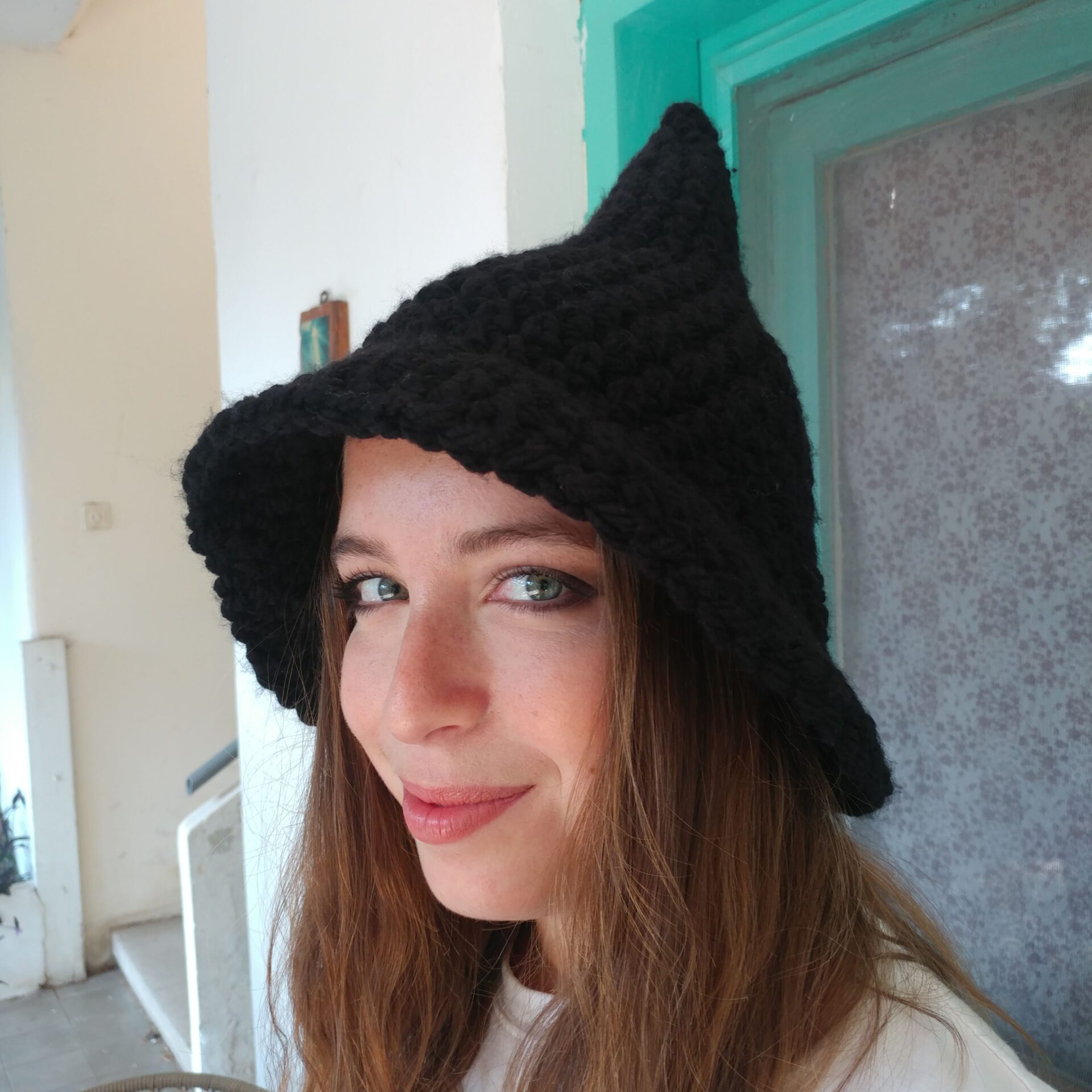 יסמין - כובע מכשפה קוסמת סרוג בעבודת יד