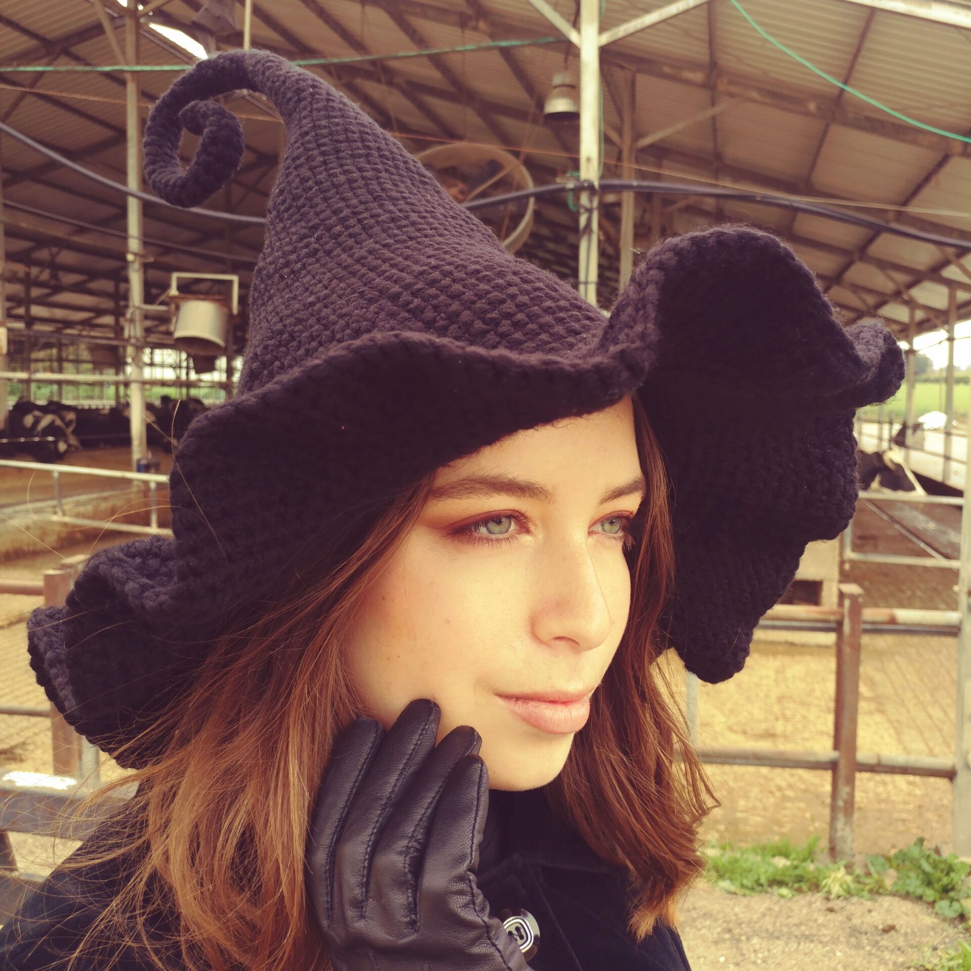 דרוסילה השחורה - כובע מכשפה סרוג בעבודת יד