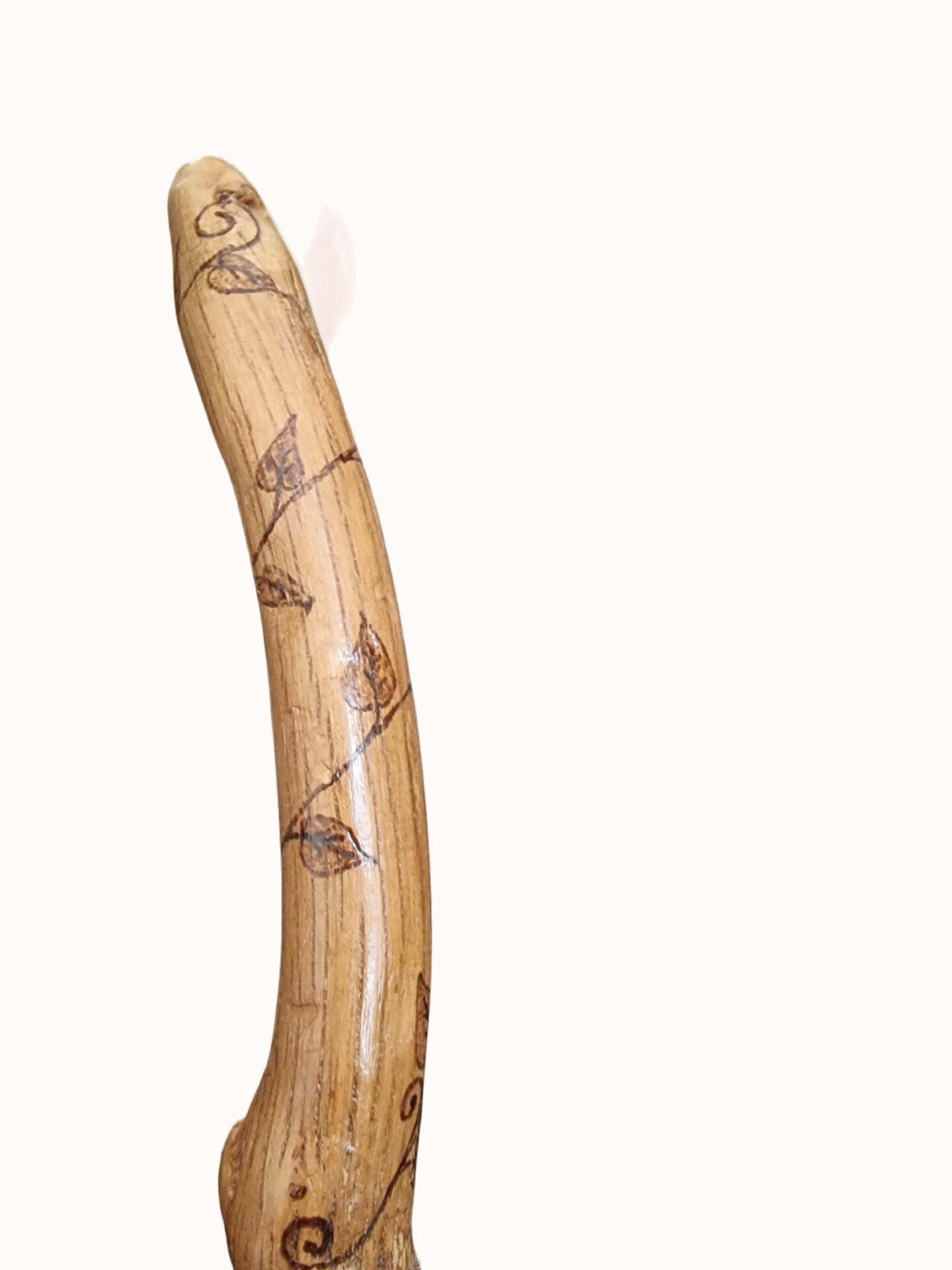 שרביט פיקסי שובב מעץ אלון בעבודת יד – תמונה 3